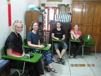 0024-pa-bangla-skolebc3a6nk-25 Rikke, Helle (mig), Morten og Kirstine laerer bangla