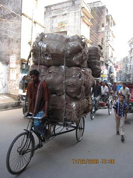 0070-old-dhaka-25 Laes paa en cykel i Old Dhaka