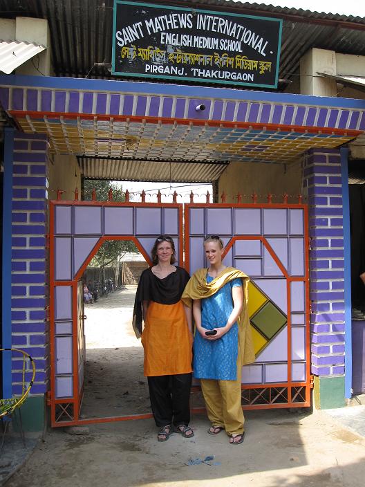 0126-pirganj-helle-og-rikke-foran-skolen Saint Mathews Medium English School Pirganj