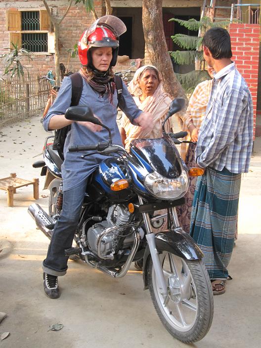 0373-karin-i-priganj-pa-motorcykel På gensyn til Karin