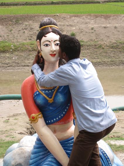 En bengaler kysser en statue